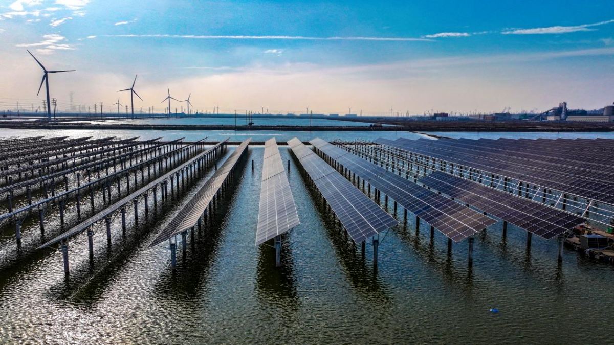 China acelera su liderazgo solar con 160 GW adicionales y expande su influencia global en energía renovable