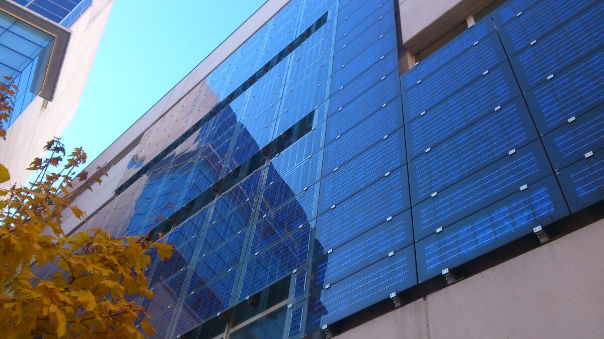 Científicos chinos revolucionan la eficiencia energética en edificios con un innovador sistema fotovoltaico de doble PCM
