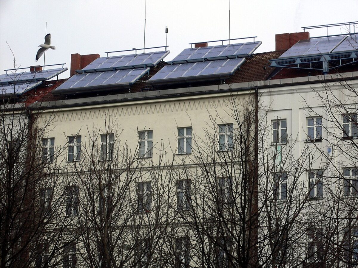 El tamaño óptimo de las bombas de calor en edificios renovados no depende de la energía solar, según investigadores alemanes