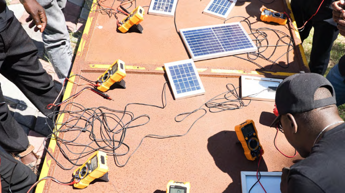 La reparación de equipos solares fuera de la red, clave para el desarrollo de comunidades remotas