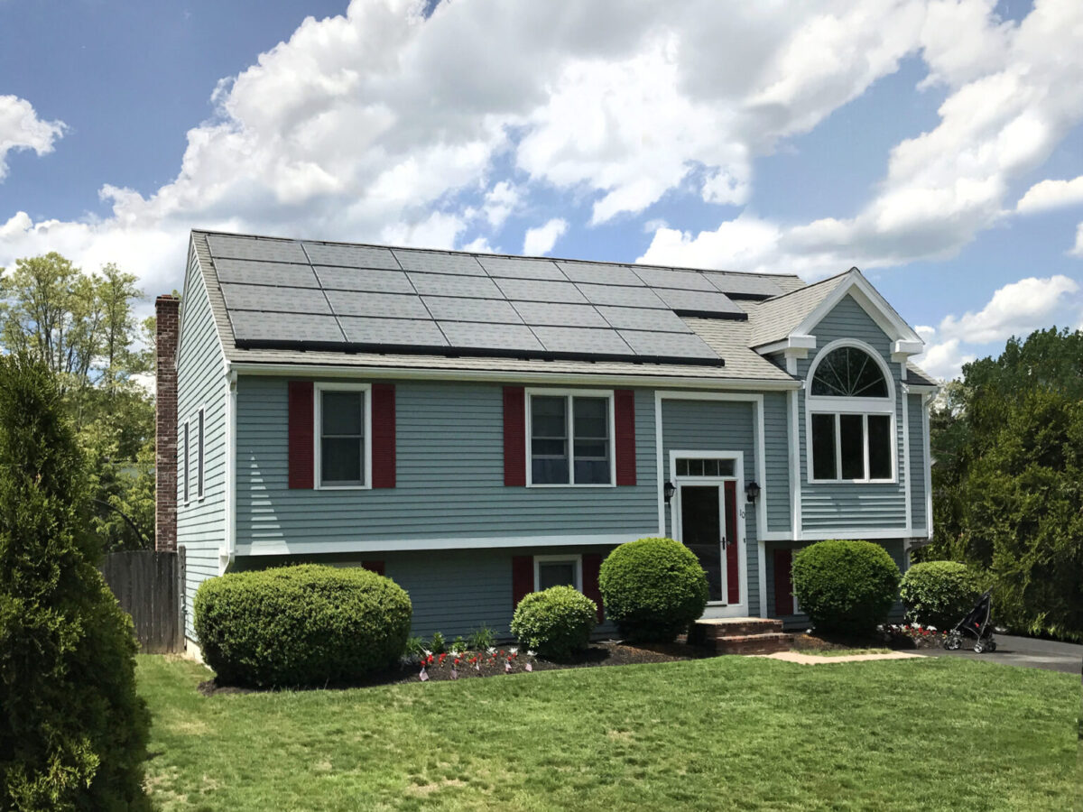 Tendencias en préstamos solares residenciales en EE.UU.: Aumentan las tasas de interés, pero disminuyen las tarifas iniciales