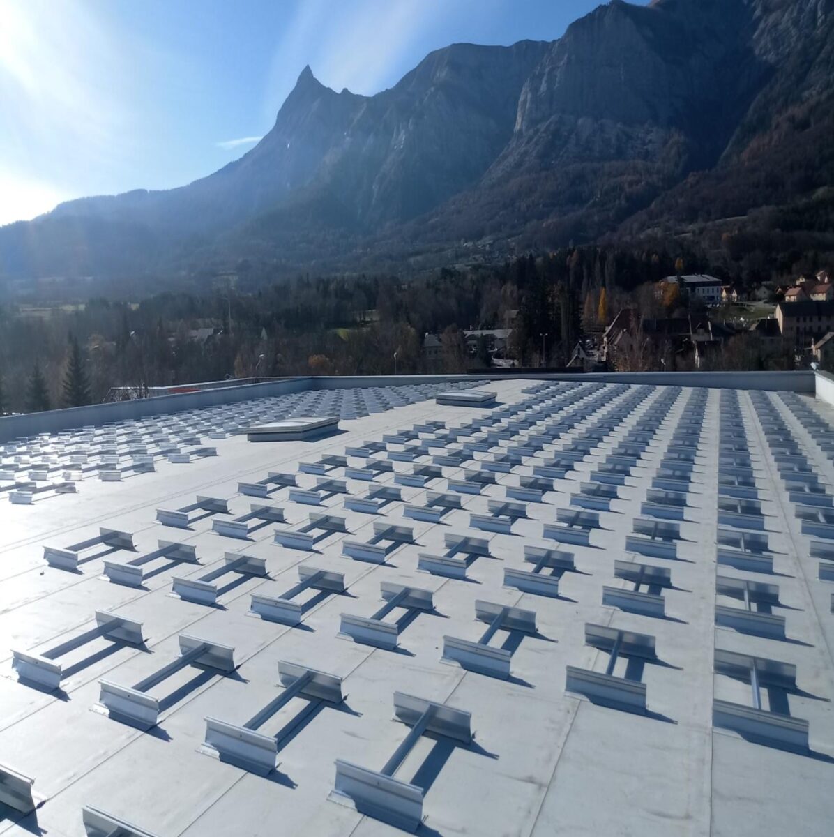 EPC Solaire transforma la instalación de paneles solares en techos metálicos ondulados con su innovador sistema iNovaR