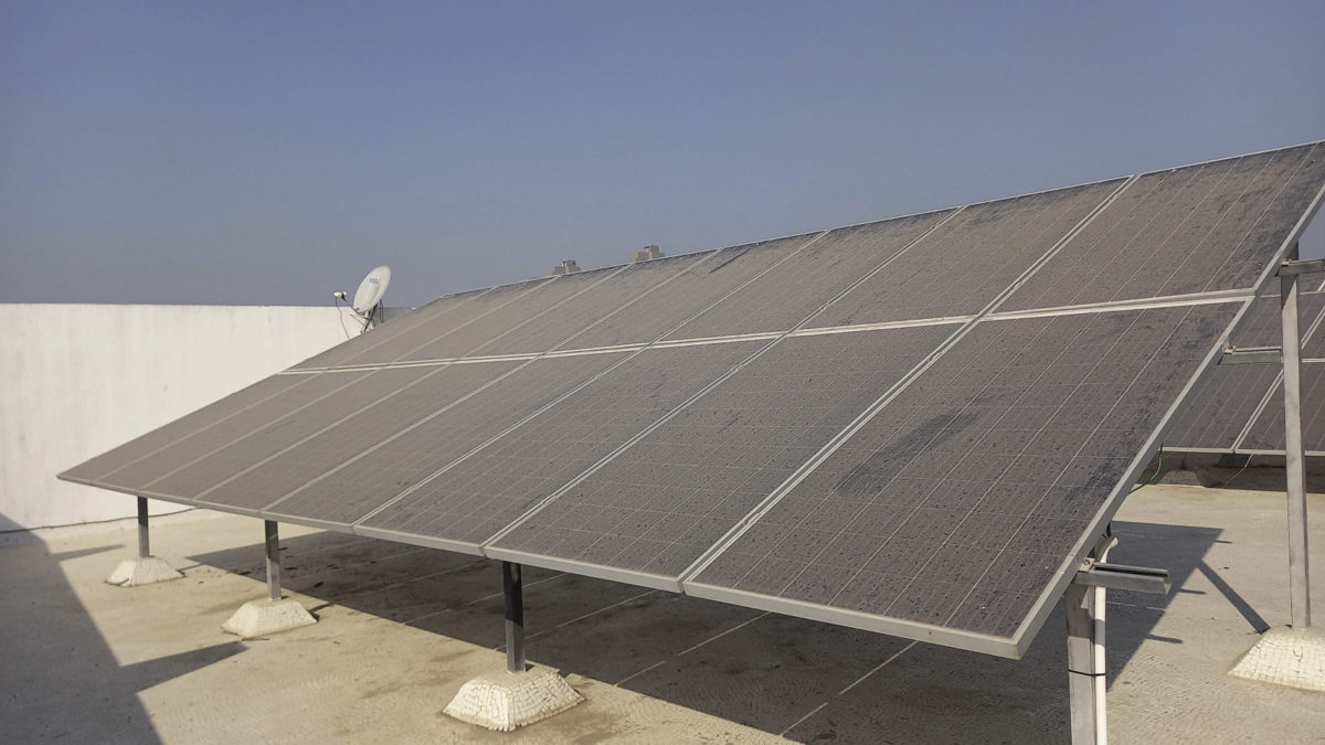 Científicos peruanos desarrollan sistema inteligente para predecir pérdidas en paneles solares por suciedad