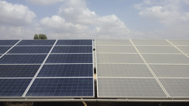 El espaciado y la inclinación de paneles solares se revelan clave para maximizar su eficiencia en zonas desérticas